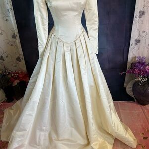 Elegant Cream Long Sleeve Gown  104  Size 7/8